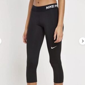 NWT NIKE PRO Women's Training Yoga/Gym/Run Capris-Black SIZE M Mid-Rise